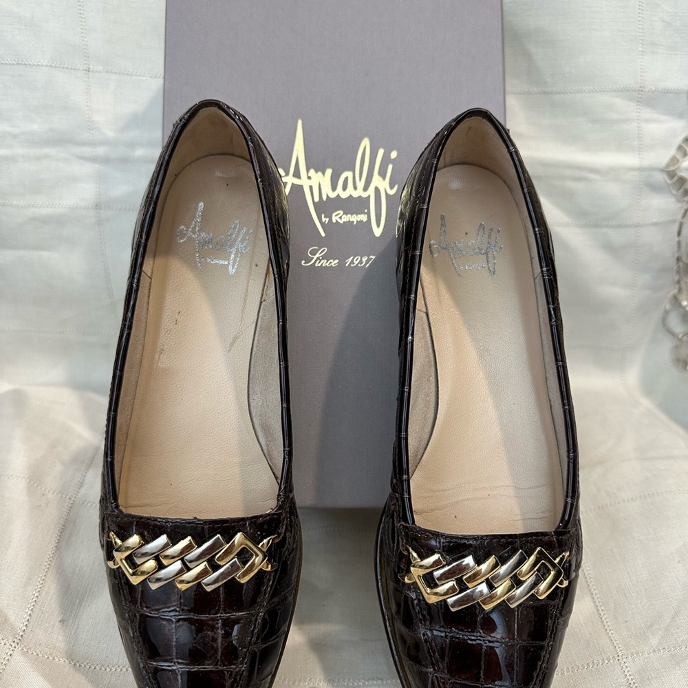 Vintage Amalfi by Rangoni Brown Crocodile Print Loafers with Gold Chain Accent.